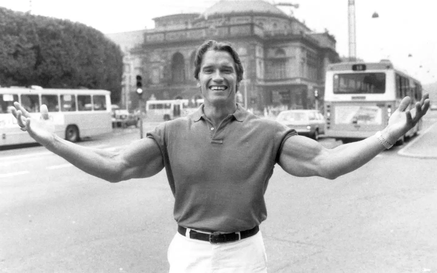 En ung Arnold Schwarzenegger på besøg i Danmark. Her på Kongens Nytorv i København.