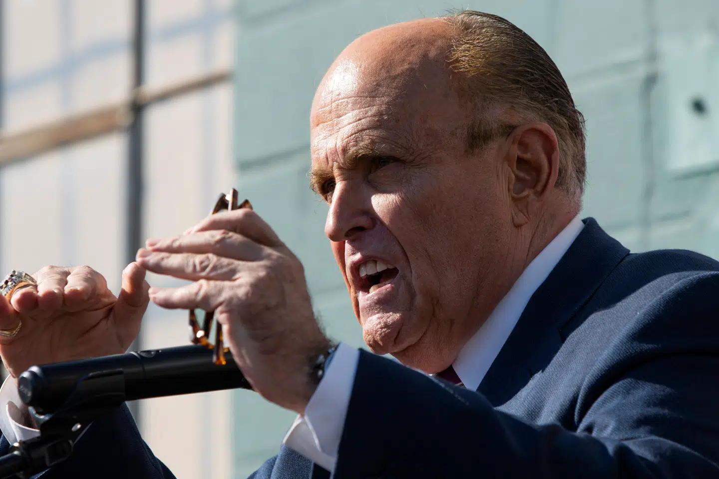 Den tidligere New York-borgmester Rudy Giuliani, som er personlig advokat for præsident Donald Trump, agiterer i tale mod demokraten Joe Bidens valgsejr. Eduardo Munoz/Reuters