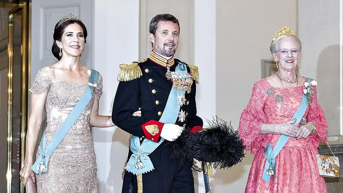 Hverken Dronningen, kronprinsparret eller andre fra den kongelige familie kan straffes, hvis de begår en kriminel handling – medmindre Dronningen ønsker det.