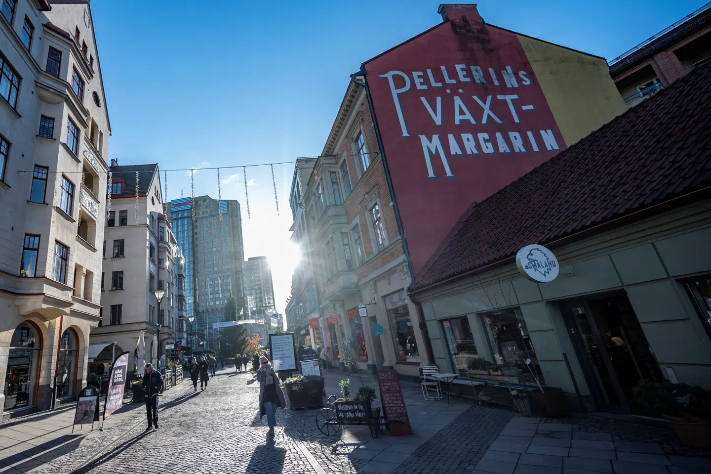 Enkelte var ude i efterårssolen på en gågade i Malmö fredag. I byen, der er hovedby i Skåne og som ligger få kilometer fra København, er der nu - som i det øvrige Sverige - øget fokus på coronarisikoen under den anden bølge af udbruddet. Tt News Agency/Reuters