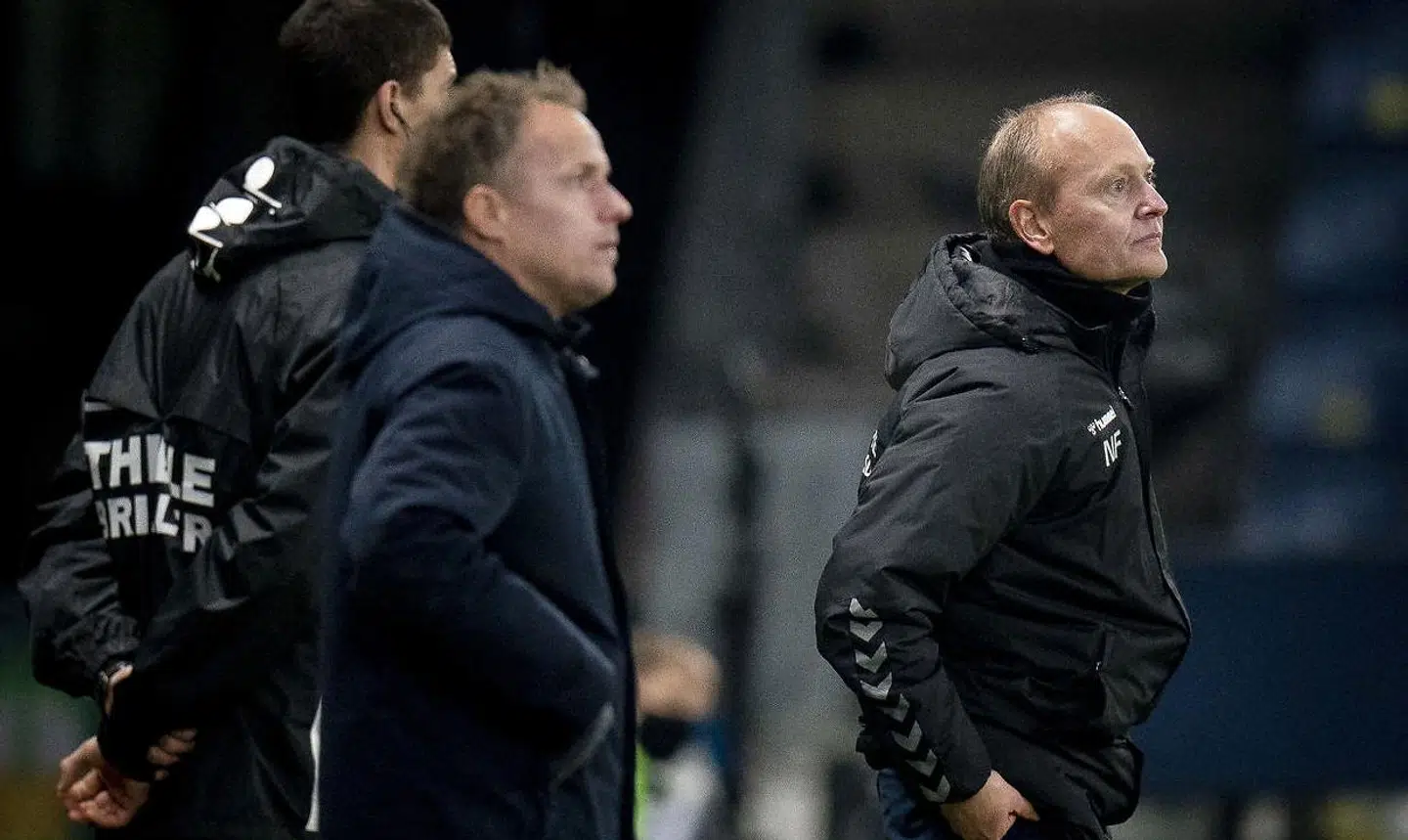 Brøndbys cheftræner Niels Frederiksen (th.) og OBs cheftræner Jakob Michelsen (tv.) ved fortsat ikke, om de får deres kontrakter forlænget