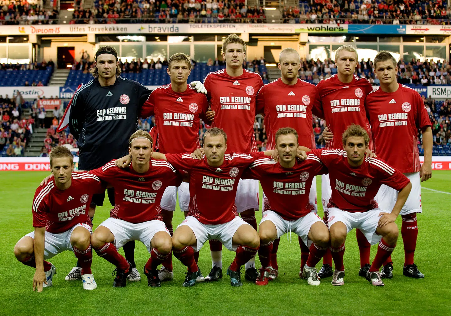 Det danske fodboldlandshold i 'God bedring Jonathan Richter'-trøjer inden venskabskampen mod Chile 12. august 2009.