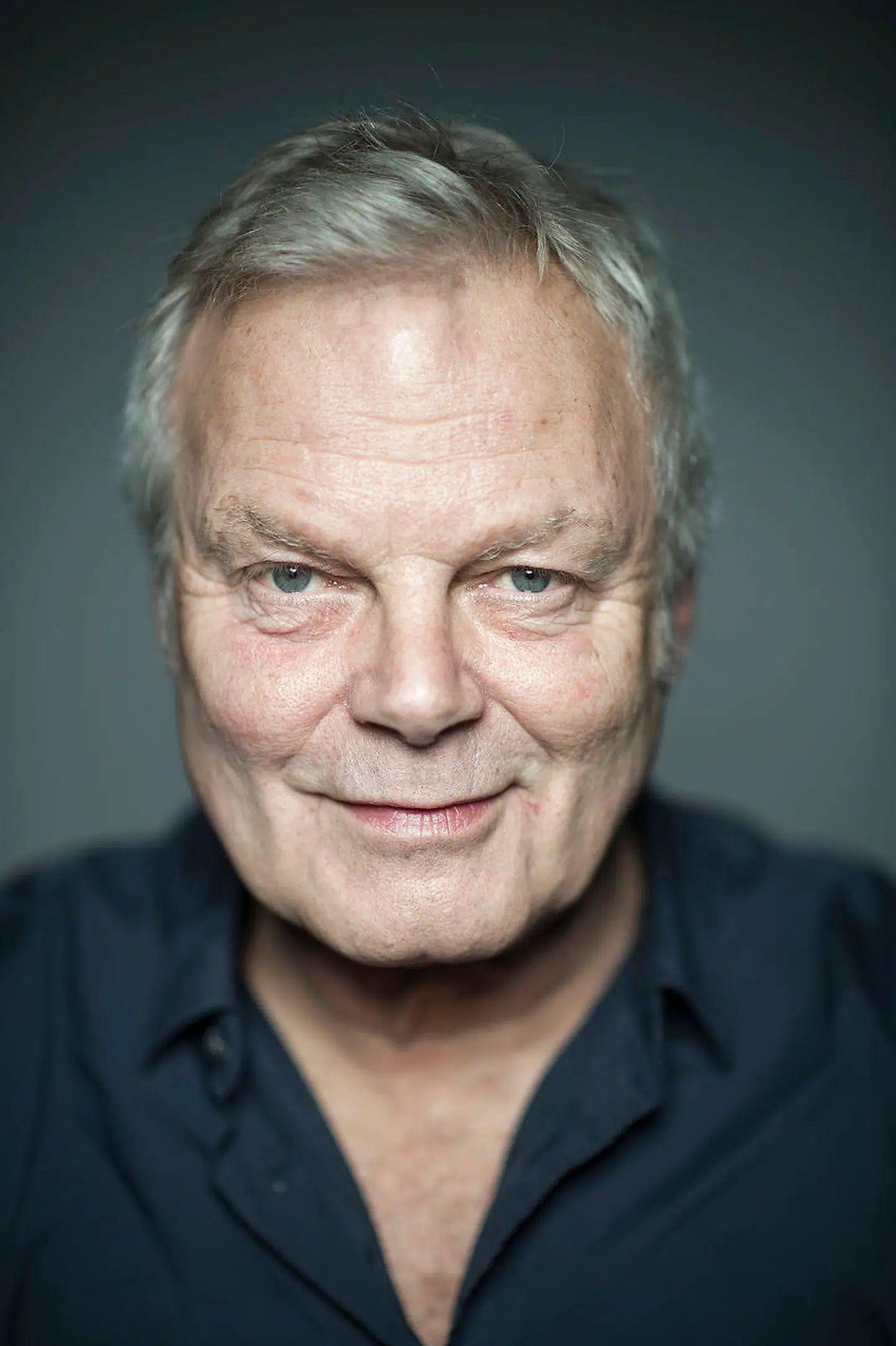 Jarl Friis-Mikkelsen er kendt som 'den sjove mand', men vedkender sig, at humoren ofte dækker over en blufærdighed. Foto Søren Bidstrup.