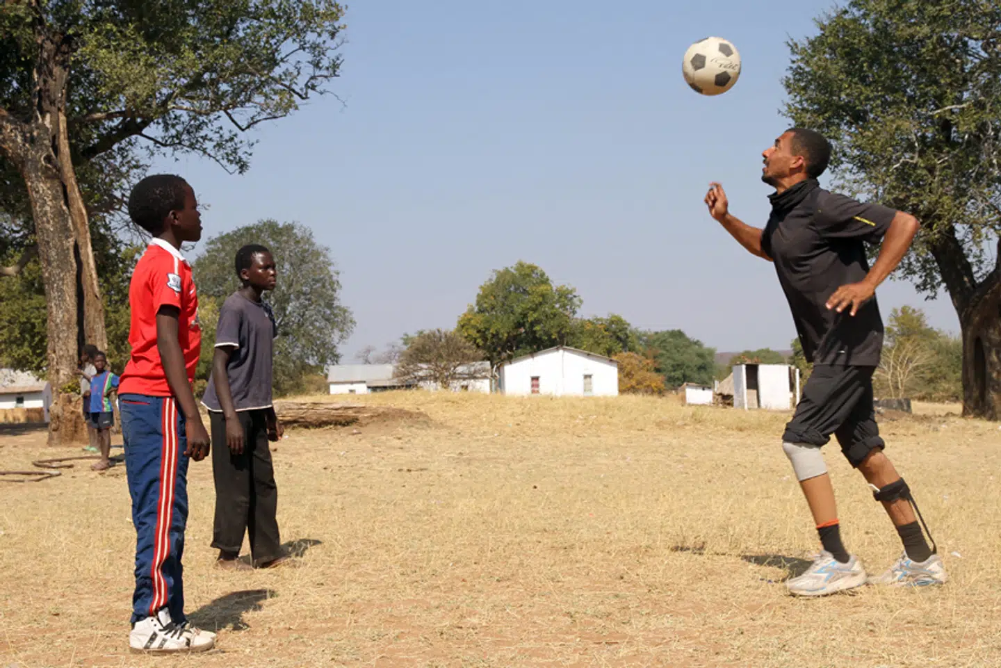 Jonathan spiller fodbold med børn i en landsby i Namibia, 2012. Her var eksfodboldspilleren med i en tv-dokumentar arrangeret af B.S. Christiansen.