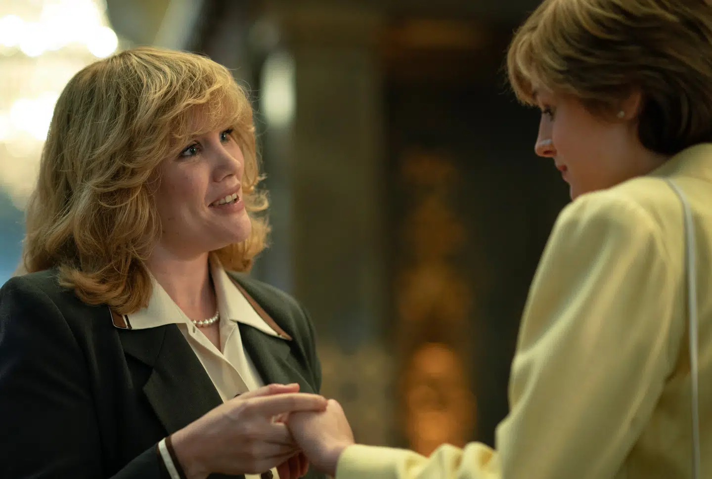 Scene fra fjerde sæson af 'The Crown', hvor prinsesse Diana mødes med prins Charles' elskerinde, Camilla Parker Bowles.
