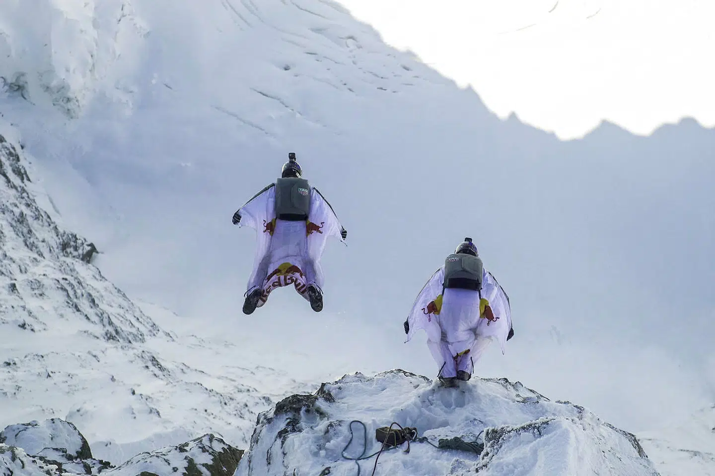 Iført wingsuits er Fred Fugen og Vince Reffet sprunget ud fra bjerget Jungfrau i 4.158 meters højde i de schweiske alper. De ender med at lande i flyet Pilatus Porter.