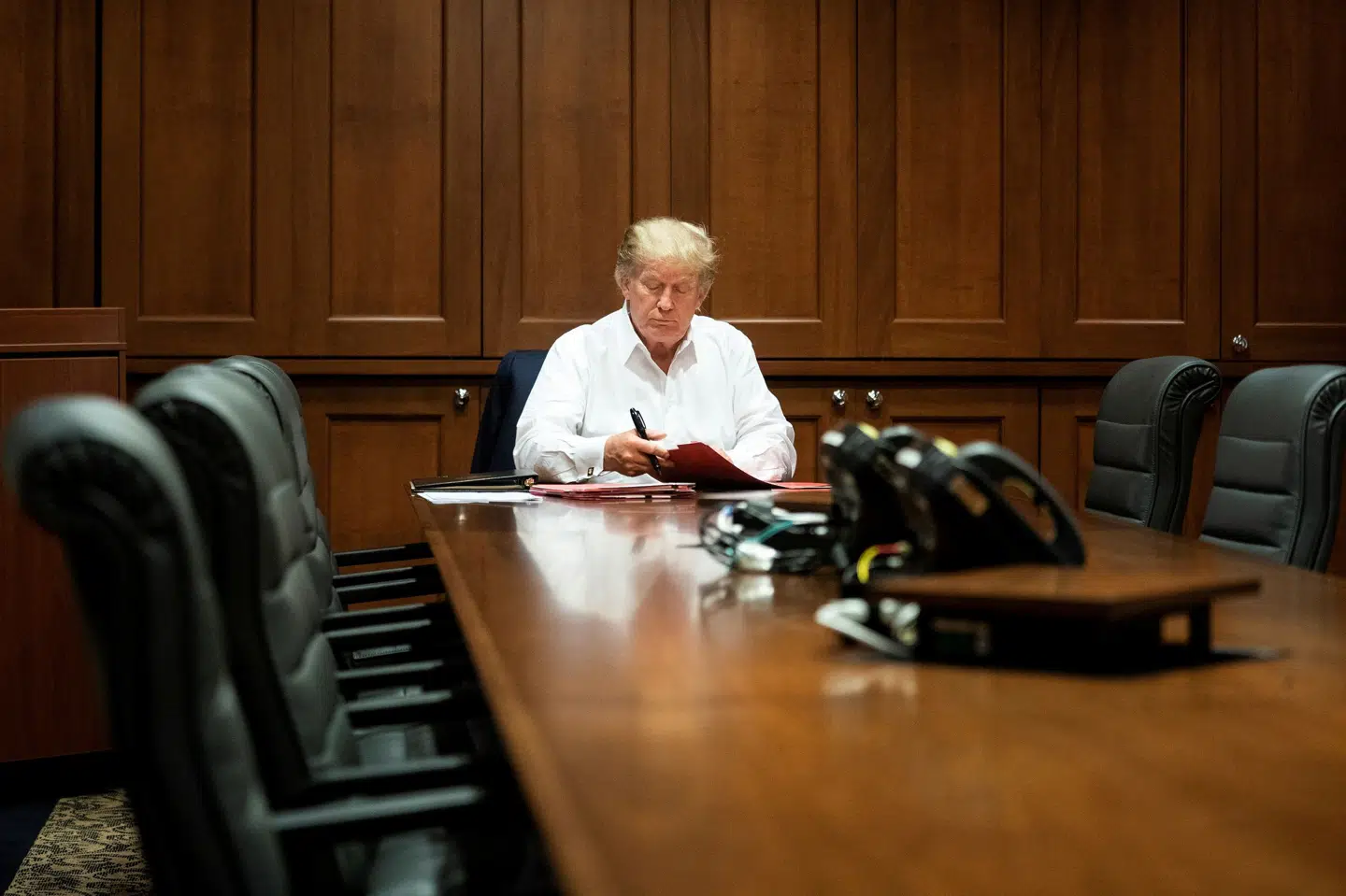Donald Trump blev blandt andet behandlet med en antistofcocktail, da han stadig havde covid-19. Her ses han arbejde i et møderum under behandlingen tilbage i oktober. White House/Reuters