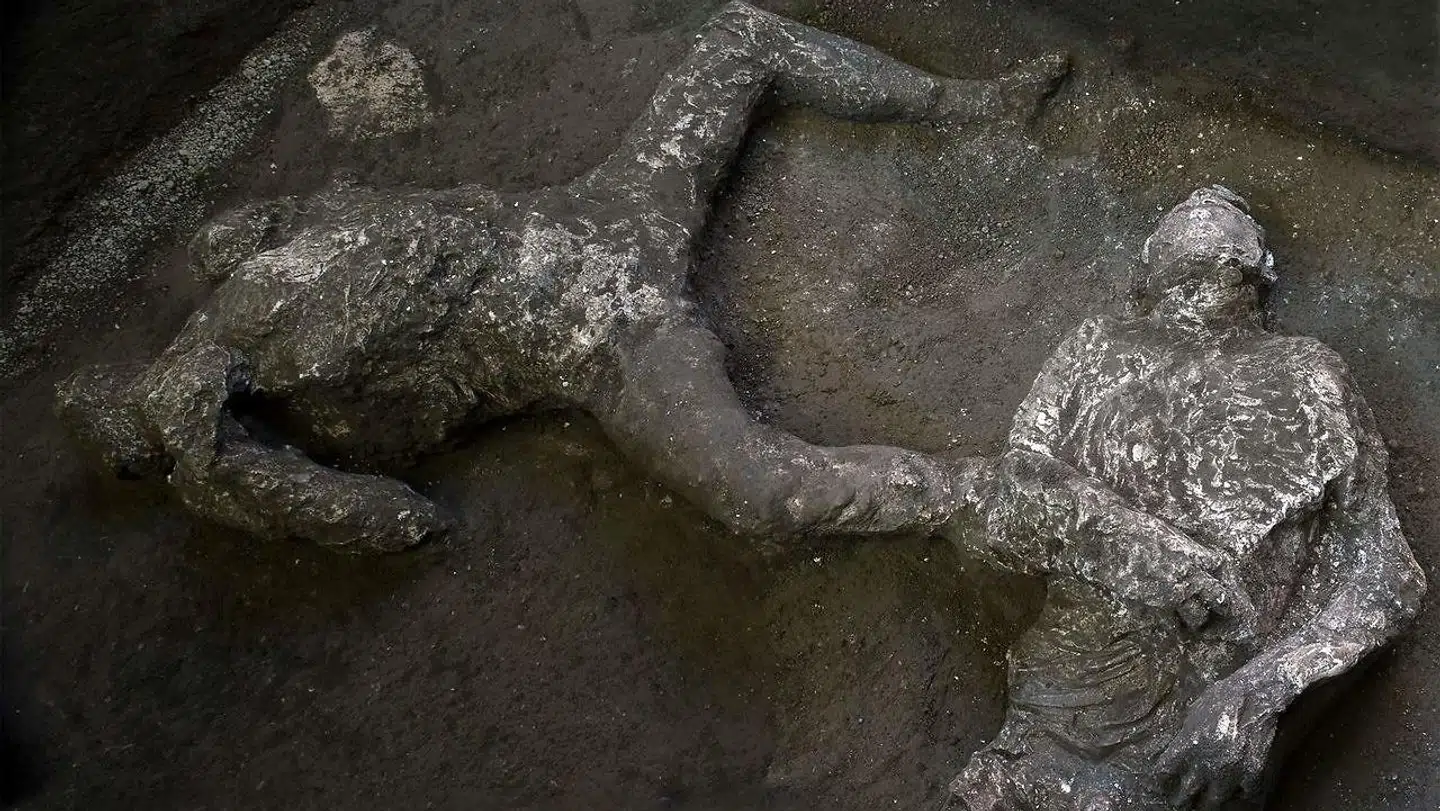 I velbevarede jordiske rester af to mænd har arkæologer fundet fragmenter af tunika og kappe fra år 79.