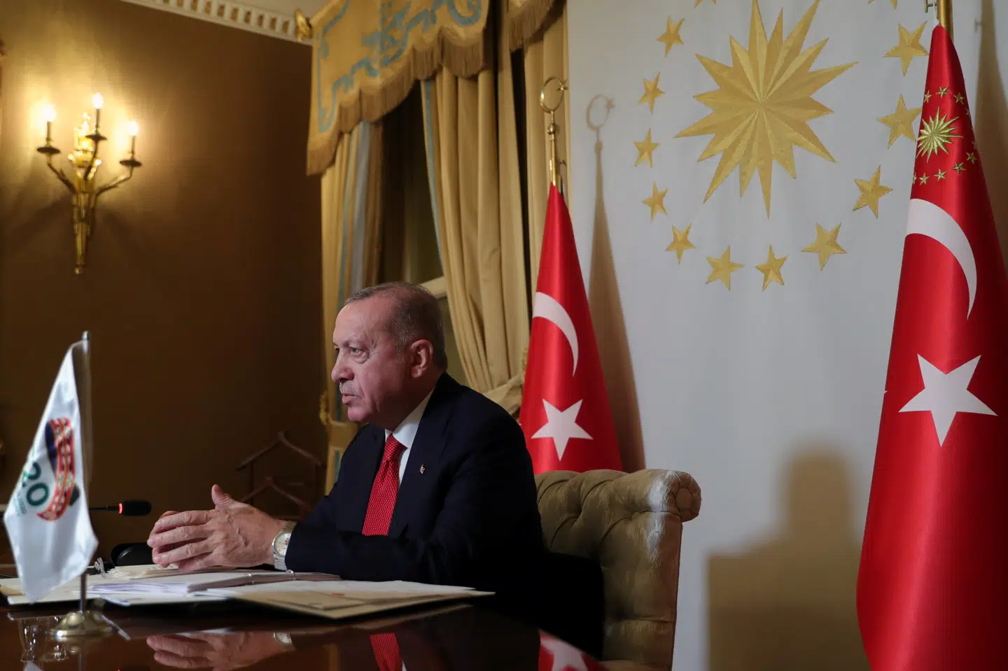 Tyrkiets præsident, Recep Tayyip Erdogan, rakte lørdag hånden ud til EU og opfordrede til dialog. Han advarer EU mod at lade sig manipulere i forbindelse med den spændte situation i den østlige del af Middelhavet. Presidential Press Office/Reuters