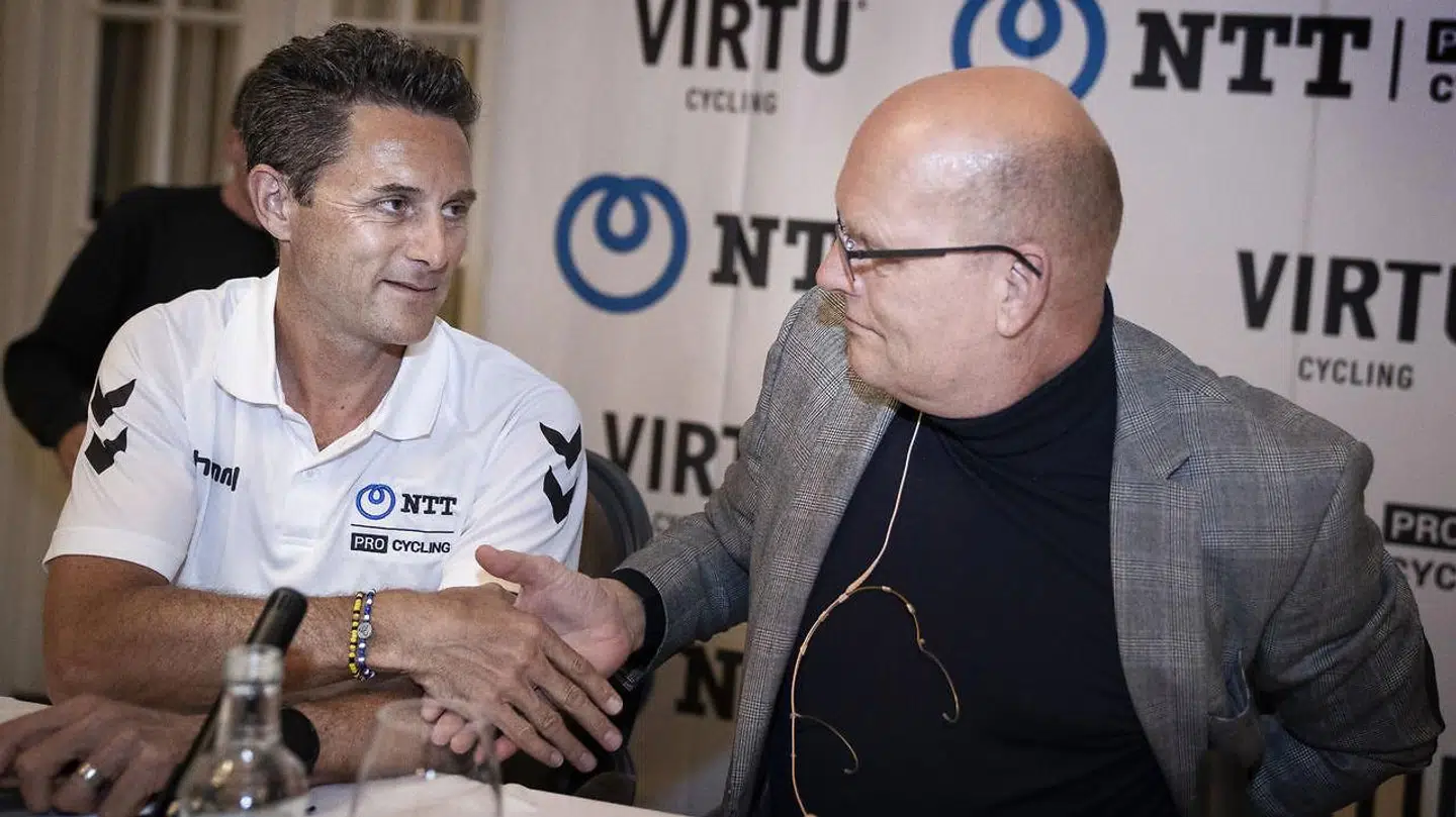 Team NTT-holdejer Douglas Ryder lukkede i januar 2020 Bjarne Riis ind på holdet for at sikre det økonomiske fundament. Det lykkedes dog ikke Bjarne Riis at finde sponsorer, og nu er han igen ude af projektet.