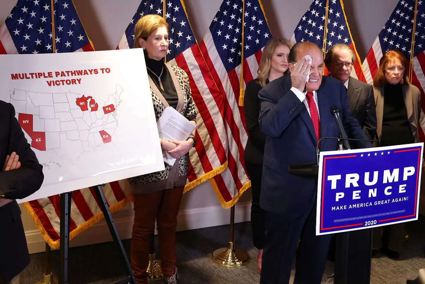 Rudy Giuliani begyndte at svede i stor stil under pressemødet