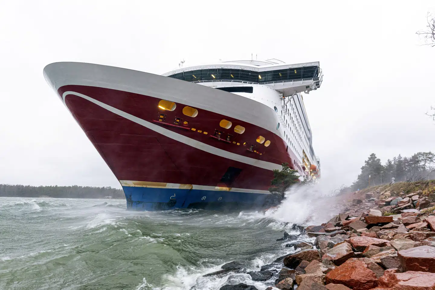 Et krydstogtskib med over 400 om bord gik lørdag på grund ved den finske øgruppe Åland ud for den svenske østkyst. Passagerfærgen Grace er fra Viking Lines. Lehtikuva/Reuters