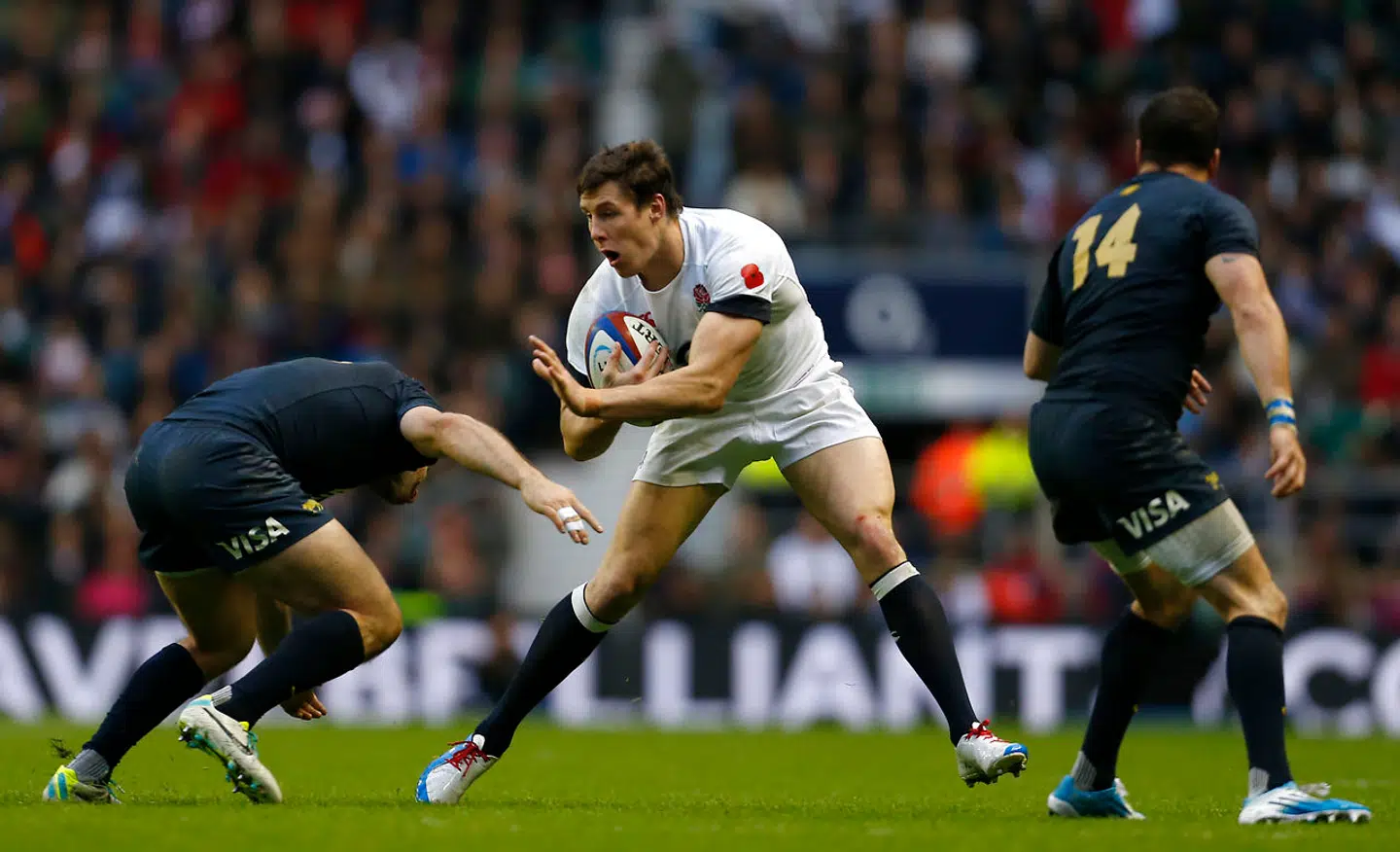 33-årige Joel Tomkins (i midten).