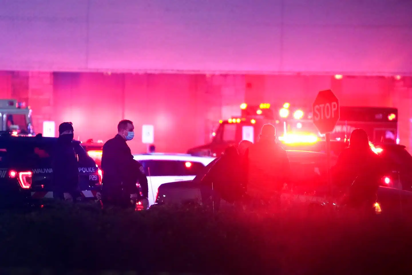 WAUWATOSA, WISCONSIN - NOVEMBER 20: Police secure the scene outside the Mayfair Mall after a gunman opened fire on November 20, 2020 in Wauwatosa, Wisconsin. Several people were reported to have been injured with the gunman still at large. Scott Olson/Getty Images/AFP == FOR NEWSPAPERS, INTERNET, TELCOS & TELEVISION USE ONLY ==