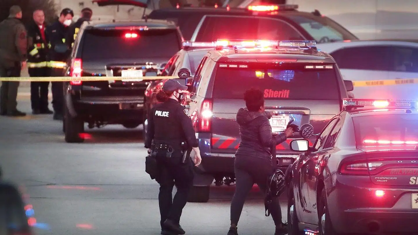 Politiet sikrer stedet efter skyderiet.