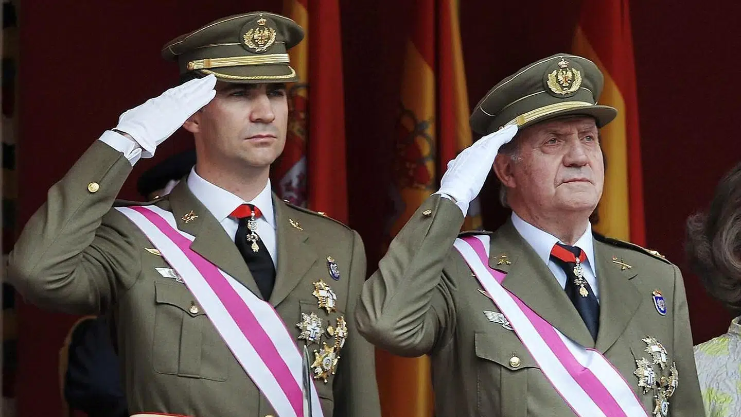 Juan Carlos fotograferet i 2008 med sin søn Felipe, der i dag er konge er Spanien – og i modvind på grund af farens seneste skandale.