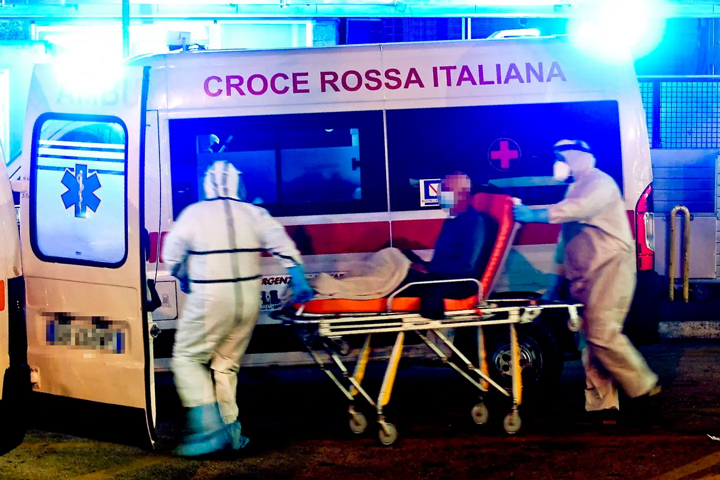 En patient ankommet til akutafdelingen på Cardarelli Hospital i byen Naples. Et hospital i det sydlige Italien, der er hårdt presset af coronapatienter.