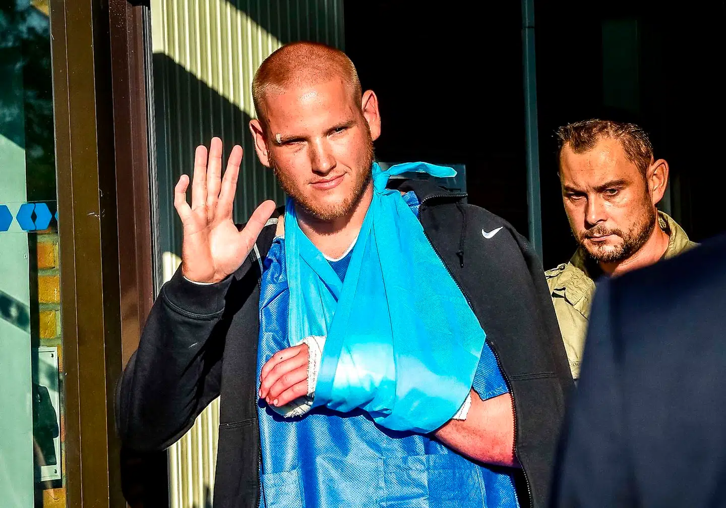 En såret Spencer Stone (tv.) er en af de mænd, der fik standset terrorristen på hurtigtoget til Paris i august 2015.