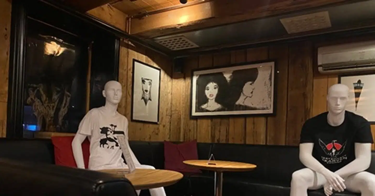 Mannequindukkerne er 'på arbejde'.