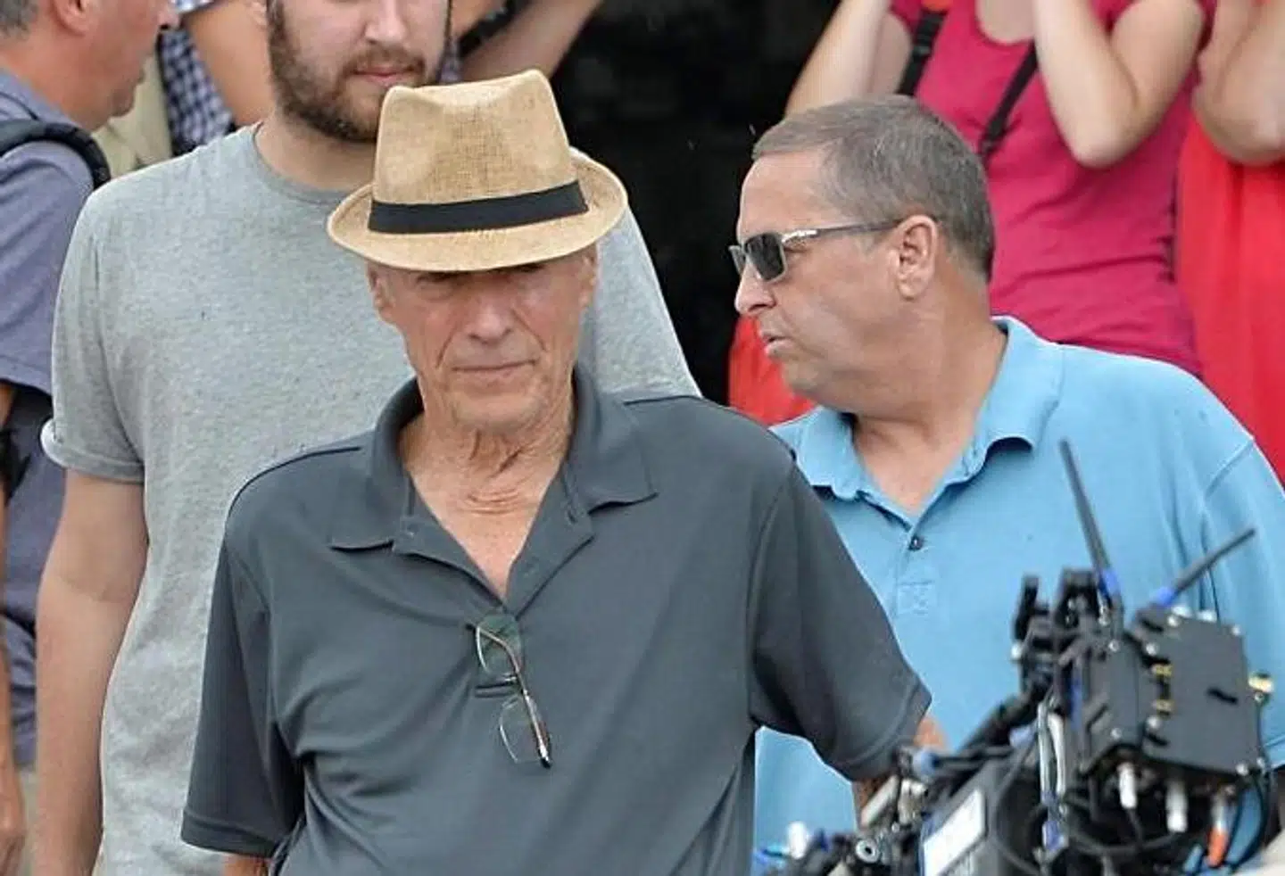 Clint Eastwood (i midten) ankommer til Venedig for at begynde optagelserne til 'The 15:17 to Paris'.