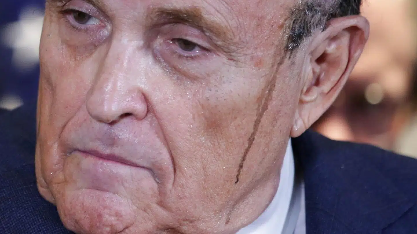 Sveden løber ned af kinderne på Donald Trumps personlige advokat, Rudy Giuliani, under torsdagens pressemøde.