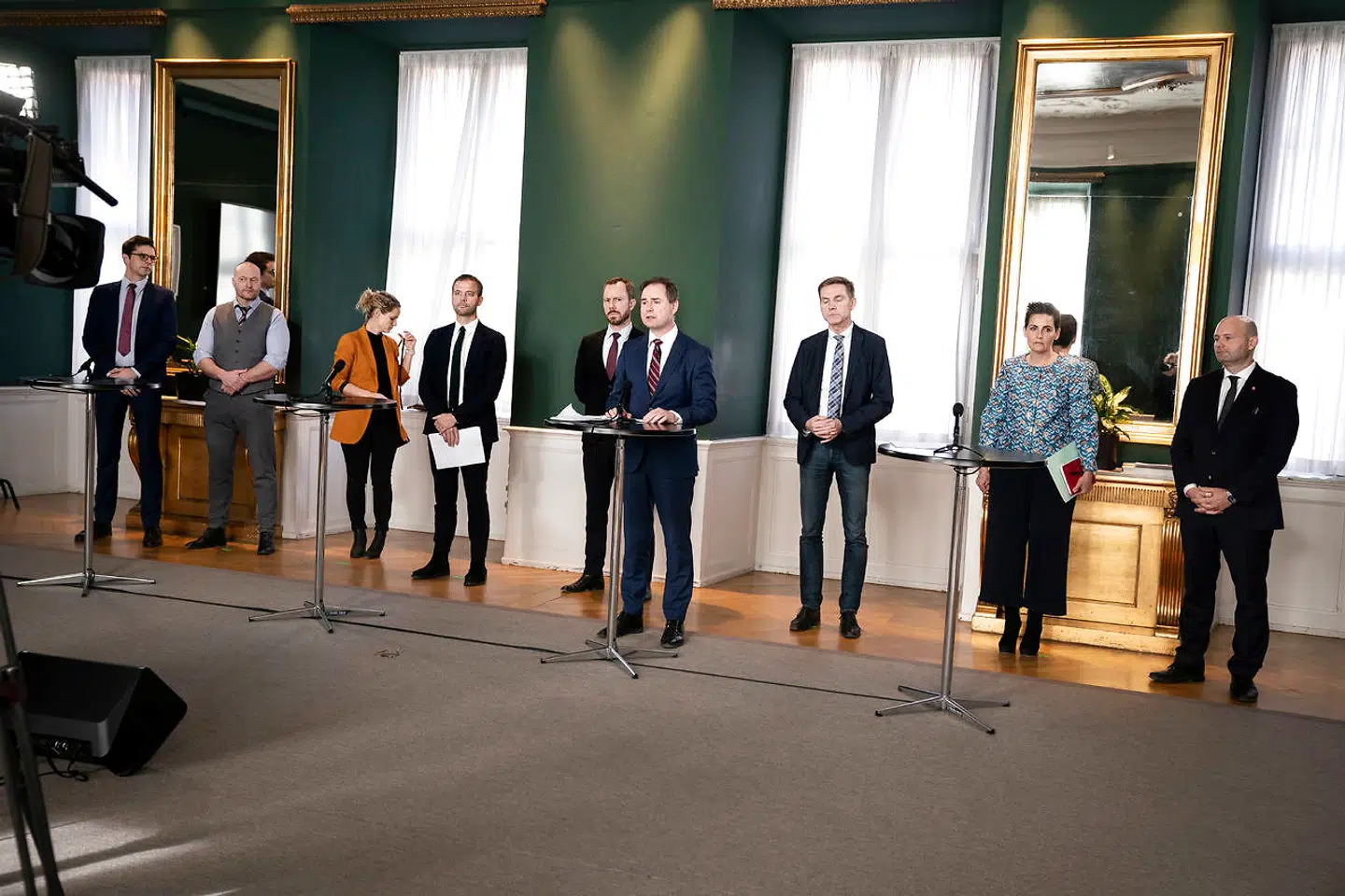 Den 19. marts præsenterede finansminister Nicolai Wammen den første store hjælpepakke, som blev forhandlet på plads med alle partier i Folketinget.