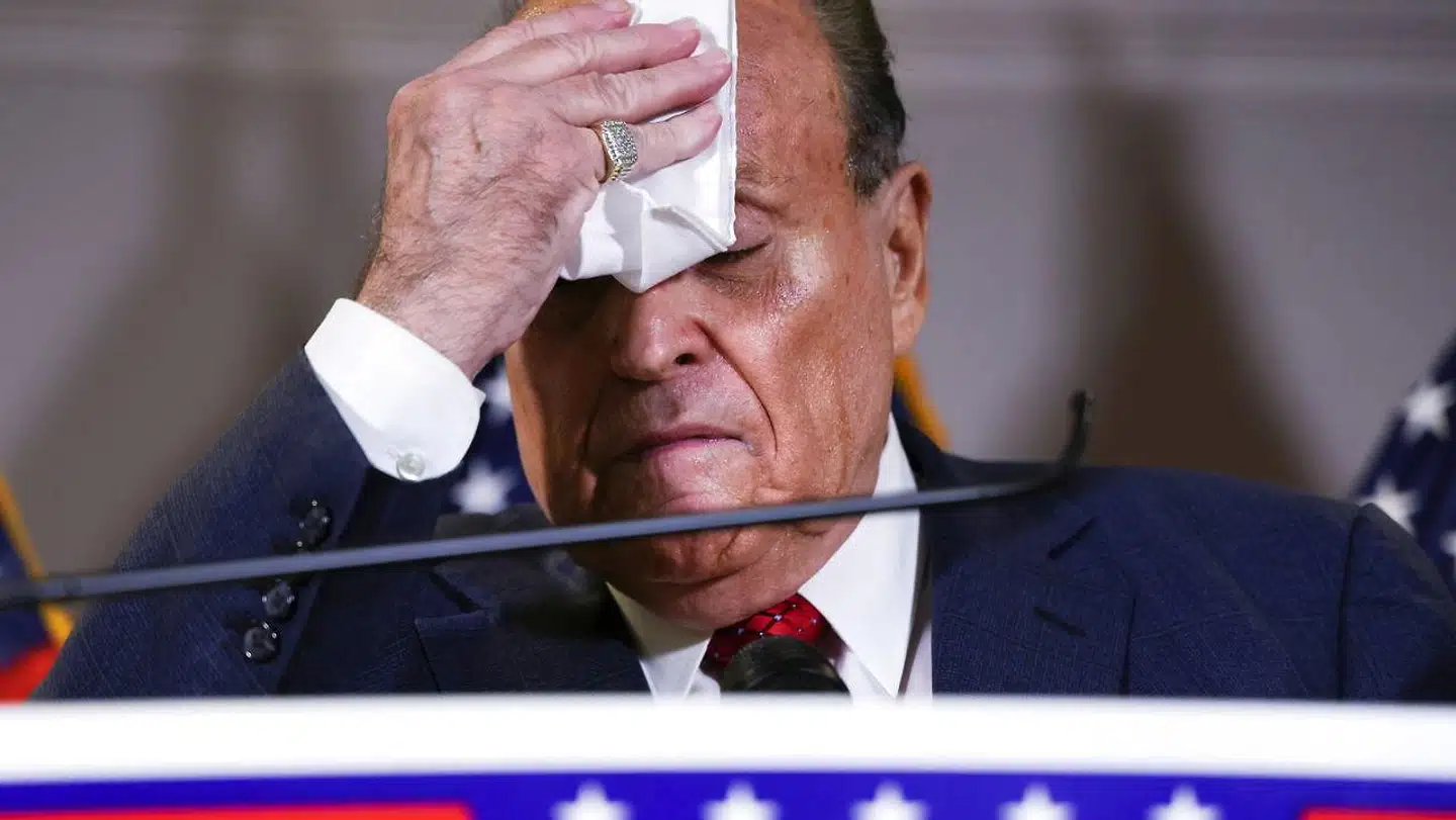 Det var en svedig Rudy Giuliani der torsdag holdt pressekonference i Washington.