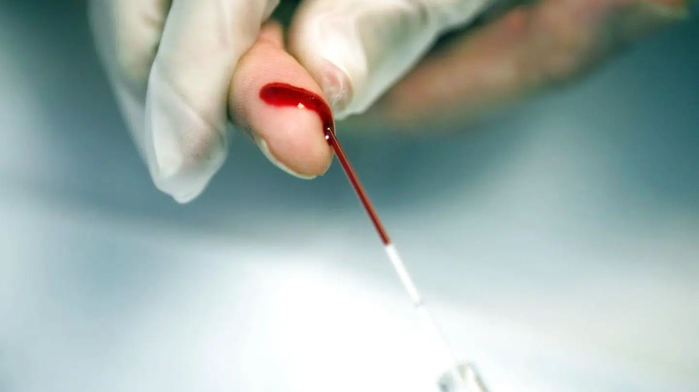 På Gentofte og Herlev Hospital har de ansat 19 unge på sabbatår til at foretage blodprøver og EKG. Ordningen møder kritik fra sygeplejerske og regionsrådsmedlem Christine Dal (V), der ikke mener, at de unge er kvalificerede til så stor og ansvarsfuld en opgave.