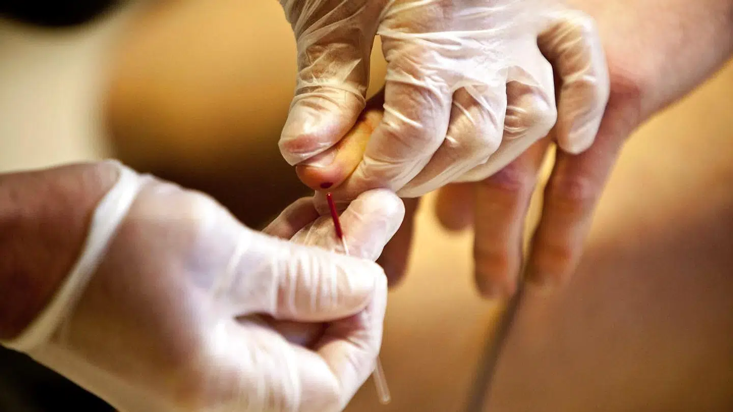 På hospitalerne er det normalt bioanalytikere, der står for at tage blodprøver, men grundet mangel på bioanalytikere, har man på Gentofte og Herlev Hospital ansat unge ufaglærte til at hjælpe med opgaven.