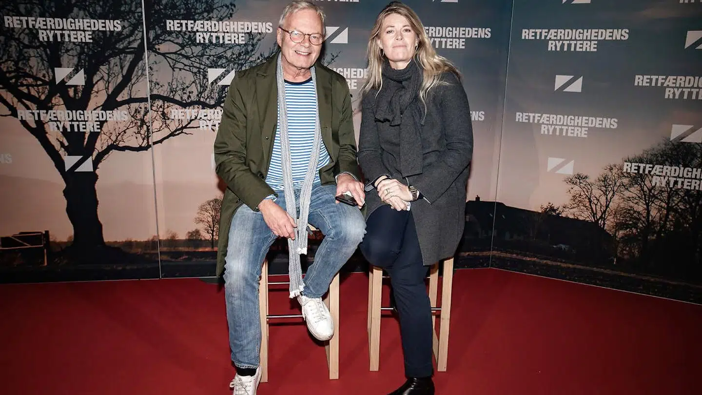 Gæsterne skulle sidde ned på den røde løber for at kunne tage mundbindene af.