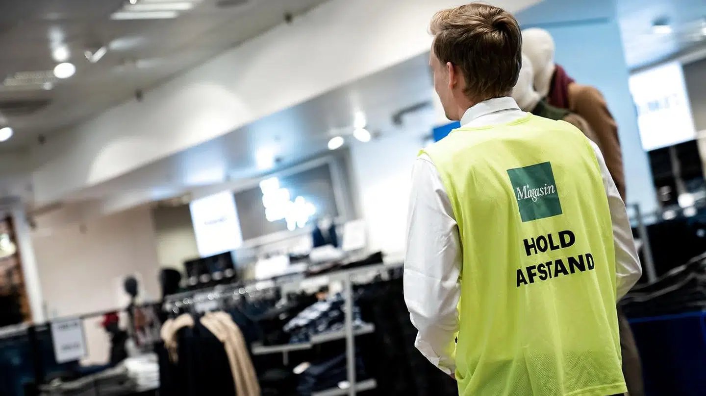 Særligt opsynspersonale med gule veste og kasketter agerer 'corona-politi' i detailhandlen for at minde kunderne om afstand og håndsprit. Ind til vaccinen kommer, er afstand et af de mest effektive våben mod virusset.