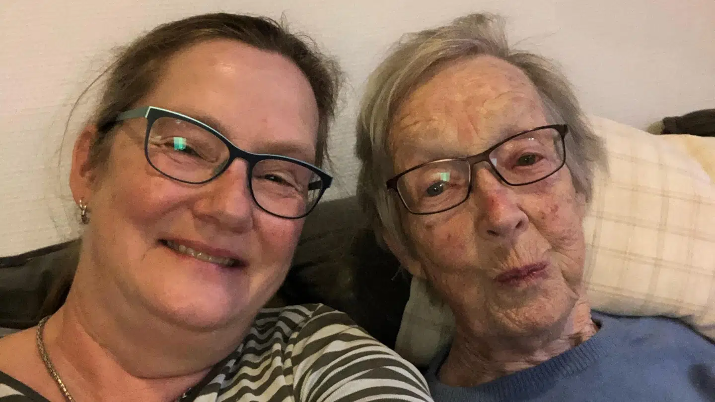Helle ses her sammen med sin mor, 86-årige Ulla. Foto: Privat.