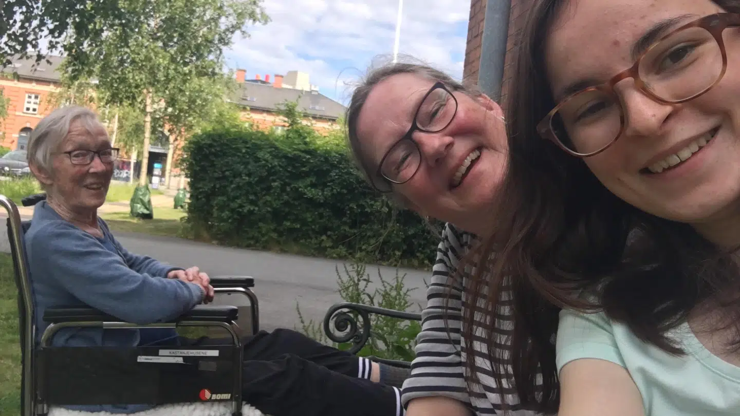 Helle ses her sammen med sin niece, Samira, og sin 86-årige mor, Ulla, der ikke kan forstå, hvorfor hun er underlagt besøgsrestriktioner i sin egen plejebolig. Foto: Privat.