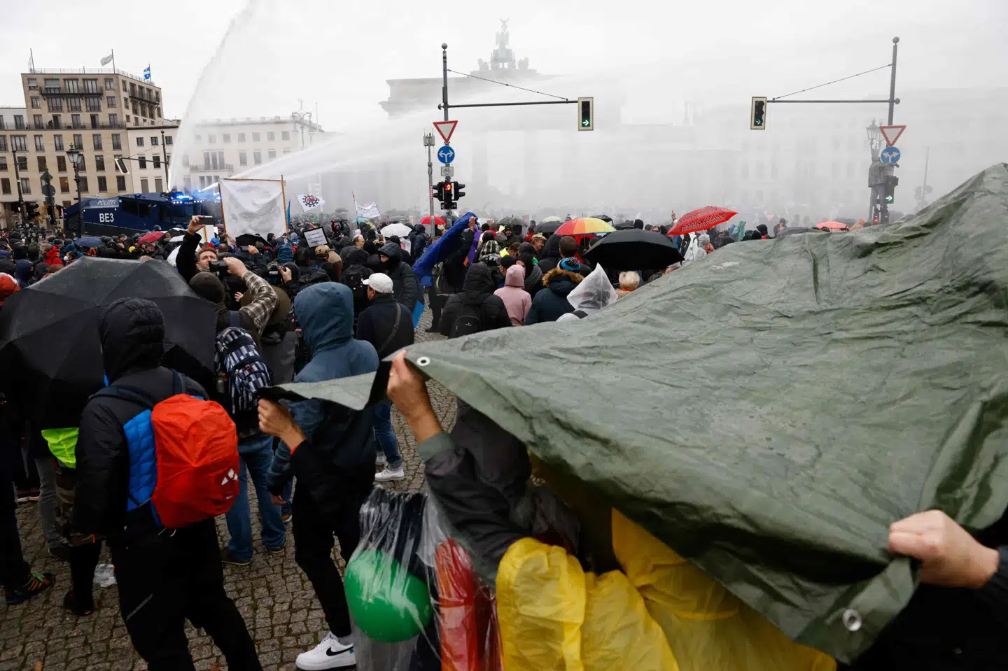 Politi og demonstranter udkæmpede onsdag gadekampe i det centrale Berlin, hvor Tysklands parlament vedtog nye restriktioner i kampen mod covid-19-pandemien. Odd Andersen/Ritzau Scanpix