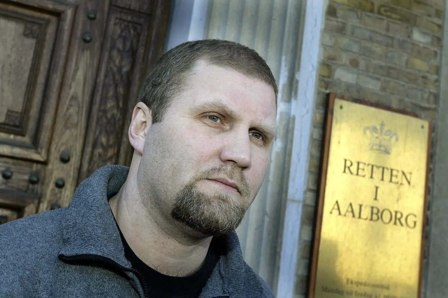Jørn Jønke Nielsen er smidt ud af rockerklubben Hells Angells, som han har været med til at stifte i Danmark. Han ses her i 2002, da han forlader Retten i Aalborg. (Arkivfoto). Henning Bagger/Ritzau Scanpix