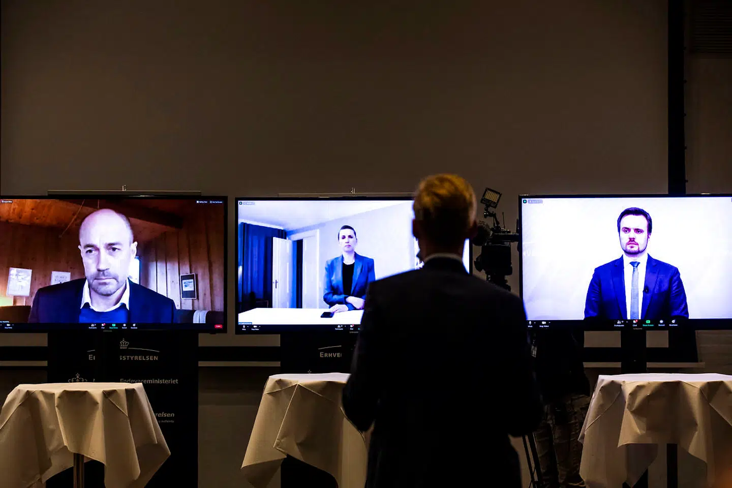 (ARKIV) Statsminister Mette Frederiksen (S), sundheds- og ældreminister Magnus Heunicke (S), fødevareminister Mogens Jensen (S), faglig direktør i Statens Serum Institut Kåre Mølbak og Rigspolitichef Thorkild Fogde under et virtuelt pressemøde, hvor statsministeriet giver status på situationen med COVID-19-smitte i mink samt håndteringen heraf i Eigtveds Pakhus onsdag den 4. november 2020. Statsministeren nyder ikke samme tillid til sin håndtering af corona, som hun gjorde før sagen om mink. Ifølge professor afhænger pandemihåndteringen af tillid. Det skriver Ritzau, fredag den 13. november 2020.. (Foto: Ólafur Steinar Rye Gestsson/Ritzau Scanpix)