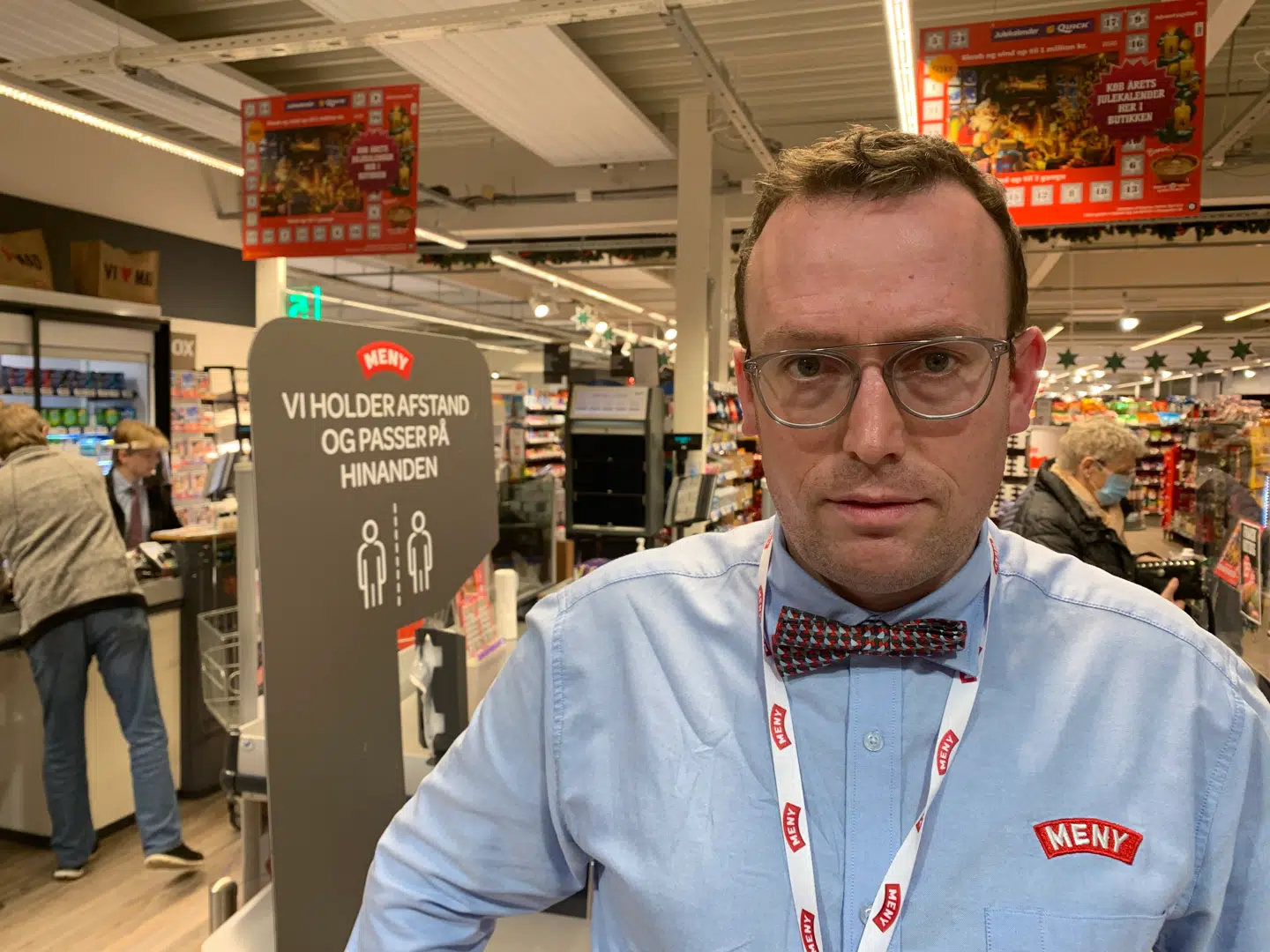 Købmand Michael Rasmussen fotograferet i sin Meny i Kalundborg. Normalt bærer han skærm, men han har taget den af kortvarigt for at blive fotograferet.