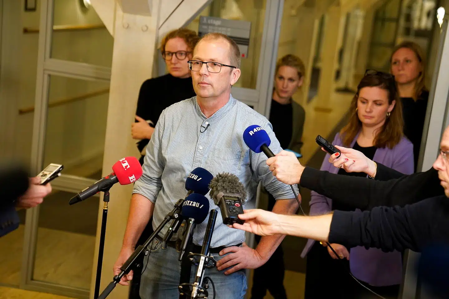 Enhedslistens sundhedsordfører Peder Hvelplund udtaler sig til pressen. Enhedslisten holder doorstep om mink-sagen i Provianthuset på Christiansborg i København, onsdag den 18. november 2020.