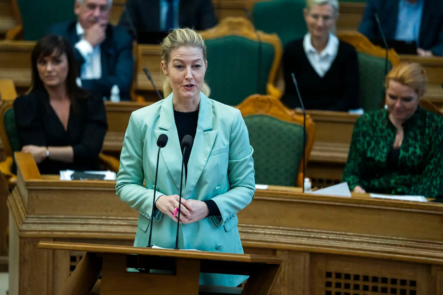 Sofie Carsten Nielsen (B) til Møde i Folketingssalen med udvidet spørgetime med statsminister Mette Frederiksen tirsdag den 10. november 2020. En række lovforslag ventes at blive behandlet. Det gælder blandt andet forslag om en biodiversitetslov af Susanne Zimmer (UFG), Uffe Elbæk (UFG) og Sikandar Siddique (UFG) og forslag om oprydning af generationsforureninger af blandt andre Jacob Jensen (V). (Foto: Martin Sylvest)