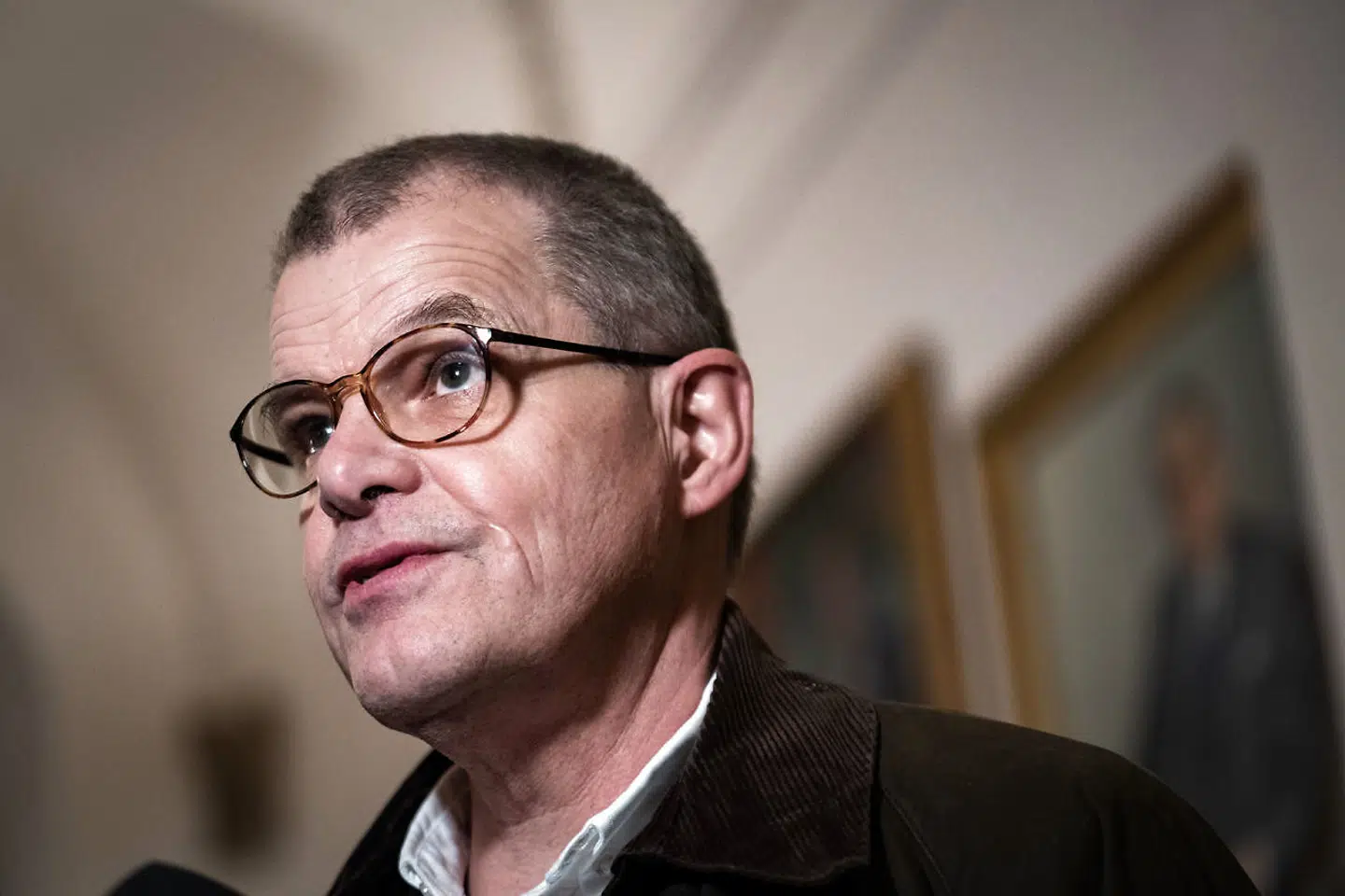 Faglig direktør hos Statens Serum Institut, Kåre Mølbak forlader høringen om beslutningsgrundlaget for at slå alle minkbesætninger i Danmark ned. Formålet med høringen er at få afdækket det beslutningsgrundlag, som lå til grund for regeringens beslutning den 4. november 2020, om at alle mink i Danmark skal slås ned. Høringen finder sted i Landstingssalen på Christiansborg mandag den 16. november 2020.. (Foto: Emil Helms/Ritzau Scanpix)