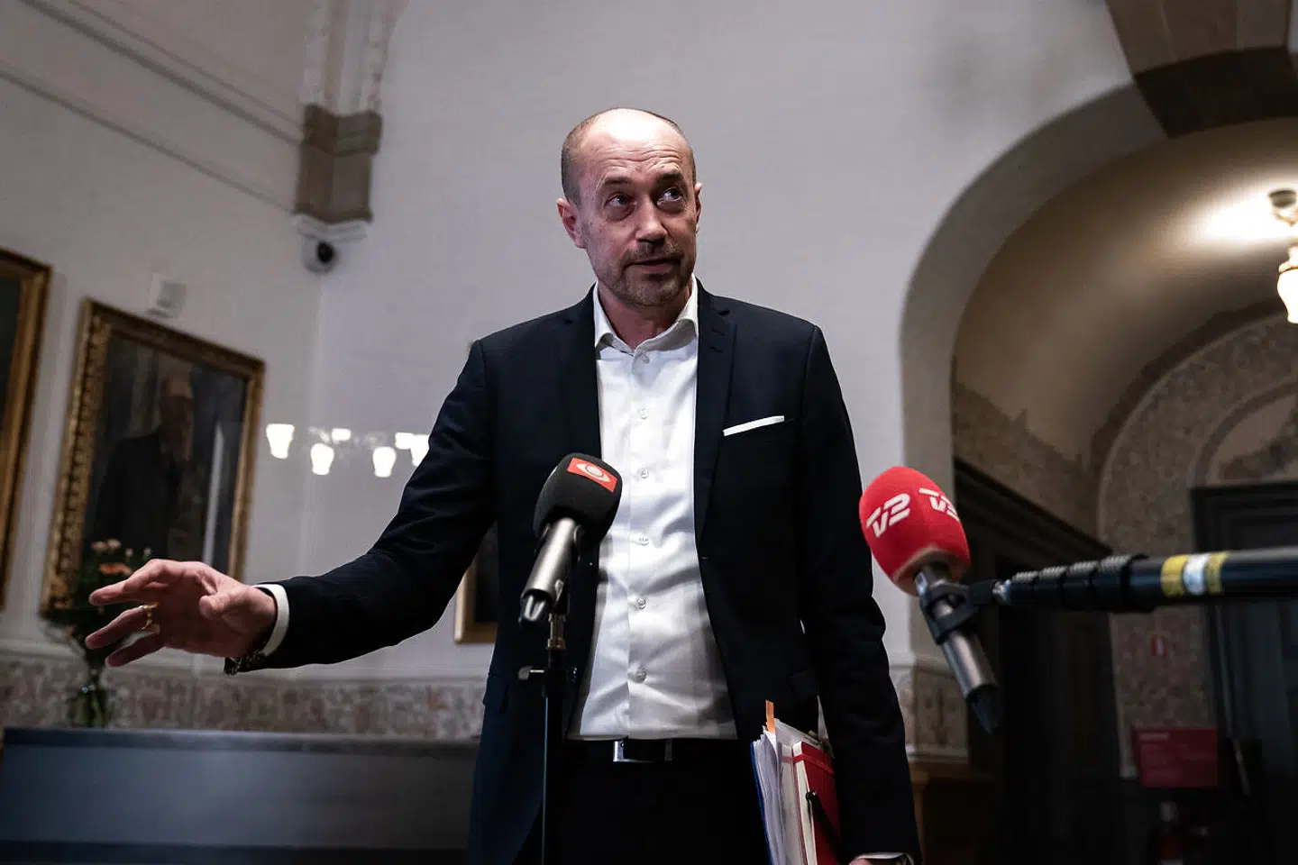 Sundhedsminister Magnus Heunicke (S) ankommer til høring om beslutningsgrundlaget for at slå alle minkbesætninger i Danmark ned. Formålet med høringen er at få afdækket det beslutningsgrundlag, som lå til grund for regeringens beslutning den 4. november 2020, om at alle mink i Danmark skal slås ned. Høringen finder sted i Landstingssalen på Christiansborg mandag den 16. november 2020.. (Foto: Emil Helms/Ritzau Scanpix)