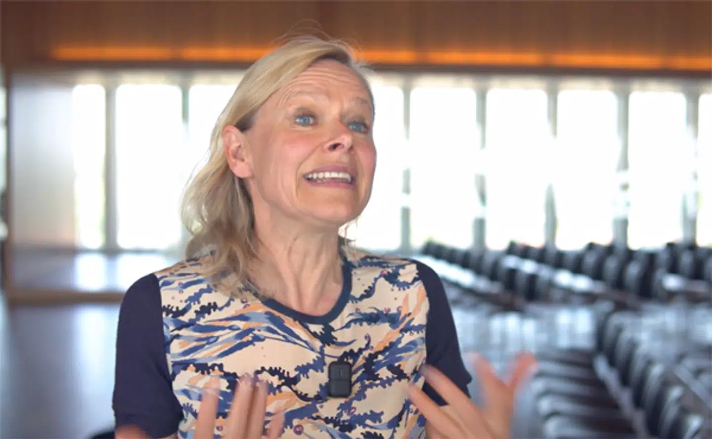 Billede fra video, hvor Lotte Holck præsenterer sin forskning, inden hun blev syg. Lotte Holck har i 20 år arbejdet med og forsket i ulighed og har blandt andet undervist ved CBS. Netop uligheden i, at det kun er danske kvinder med ressourcer, der har mulighed for at få den nye medicin, optager hende meget: “Det er en voldsom ulighedshammer, der rammer mig og alle de andre danske kvinder, der ikke kan få niraparib. Det er mit liv, jeg her kæmper for, så jeg gør, hvad der skal til. Men hvad med alle de kvinder, der er for svækkede af sygdom eller ikke har pengene til at købe medicinen selv i udlandet? Hvorfor lader vores system dem i stikken?”