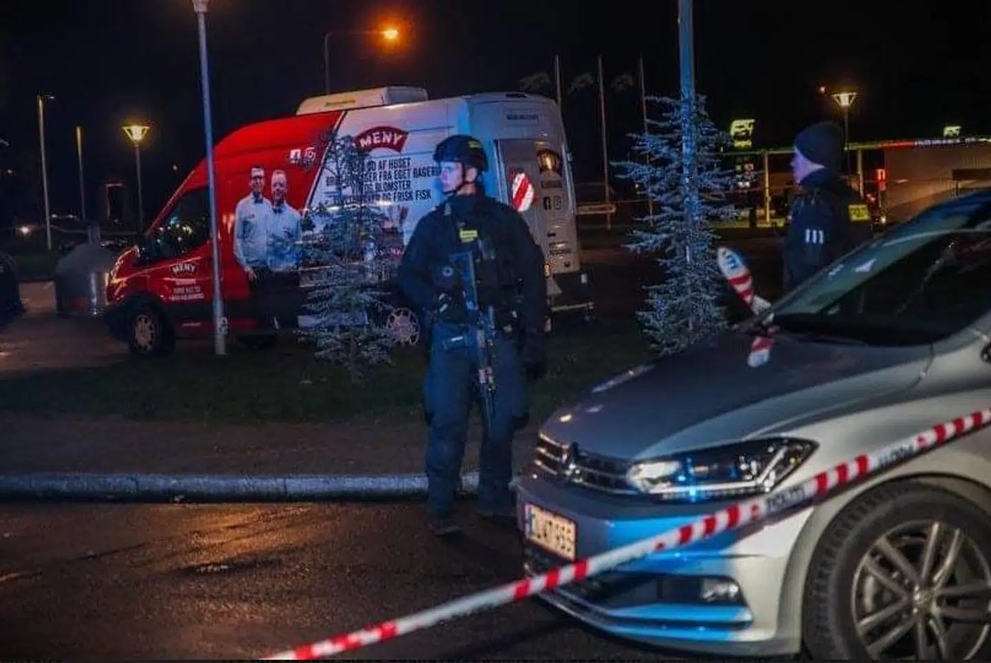 Politiet er massivt tilstede ved Menu i Kalundborg, hvor tre personer blev skudt tidligere på aftenen.