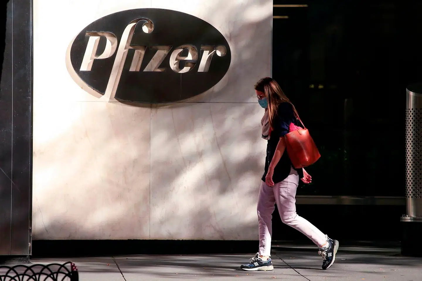 Den amerikanske medicinalgigant Pfizer har meldt ud, at den snart er klar med en effektiv corona-vaccine, som dækker omkring 90 procent af de vaccinerede.