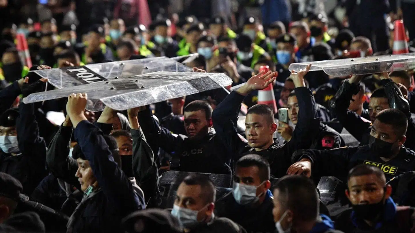 Mindst 41 mennesker blev såret under demonstrationer i Thailands hovedstad, Bangkok, tirsdag - flere af dem af skud, oplyser hospitalskilder på Erawan Hospitalet til Reuters.