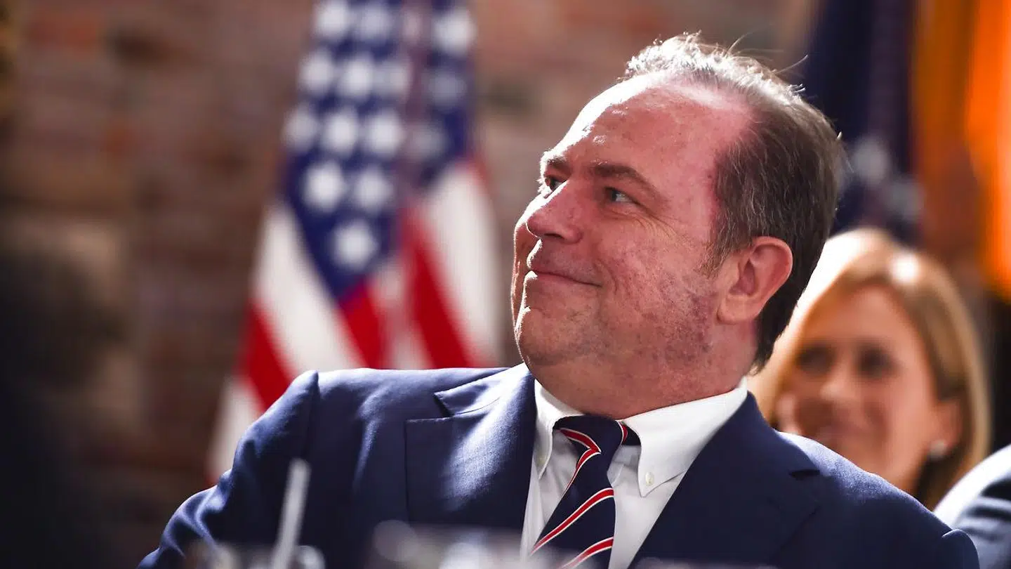 Newsmax Medias direktør og stifter Christopher Ruddy til middag med præsident Donald Trump i 2018.