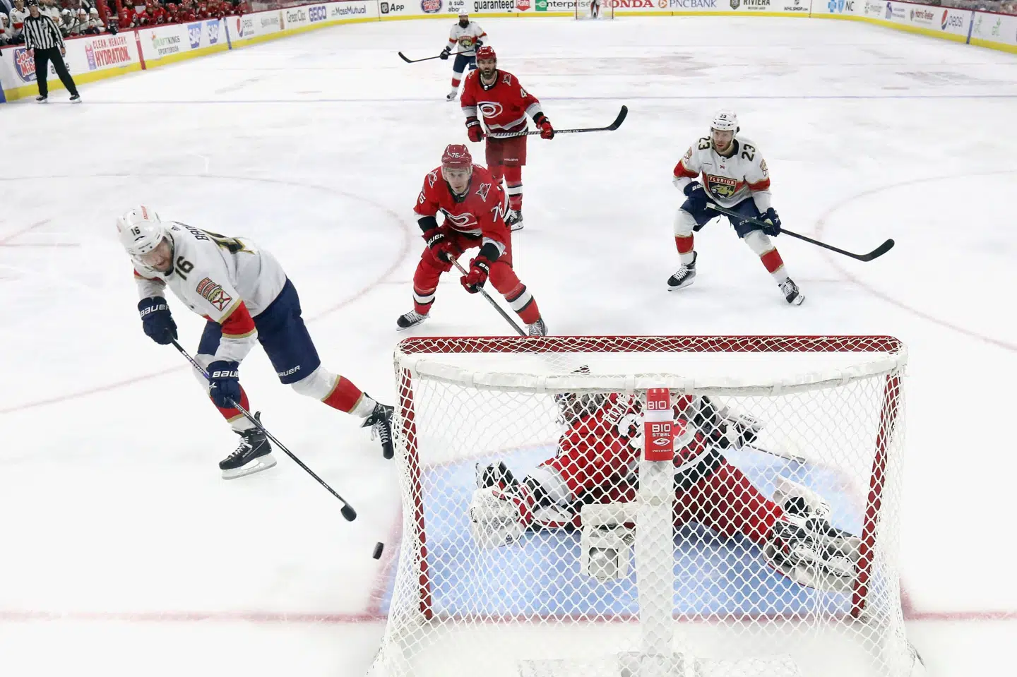 Aleksander Barkov fra Florida Panthers leverede kampens bedste detalje, da han scorede til 1-1 i kampen mod Carolina Hurricanes. Bruce Bennett/Ritzau Scanpix
