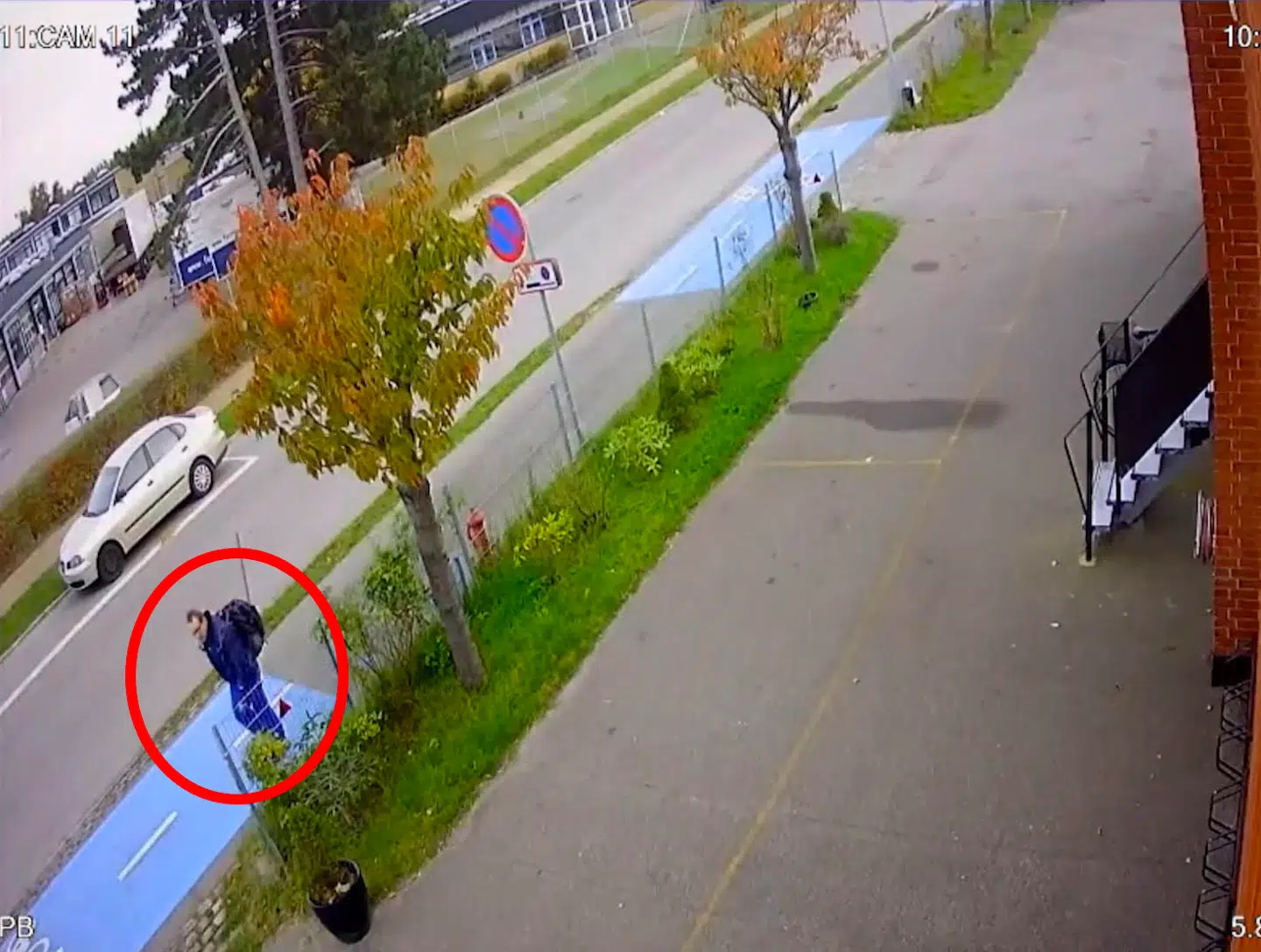 Peter Madsen bliver fanget af et overvågningskamera.