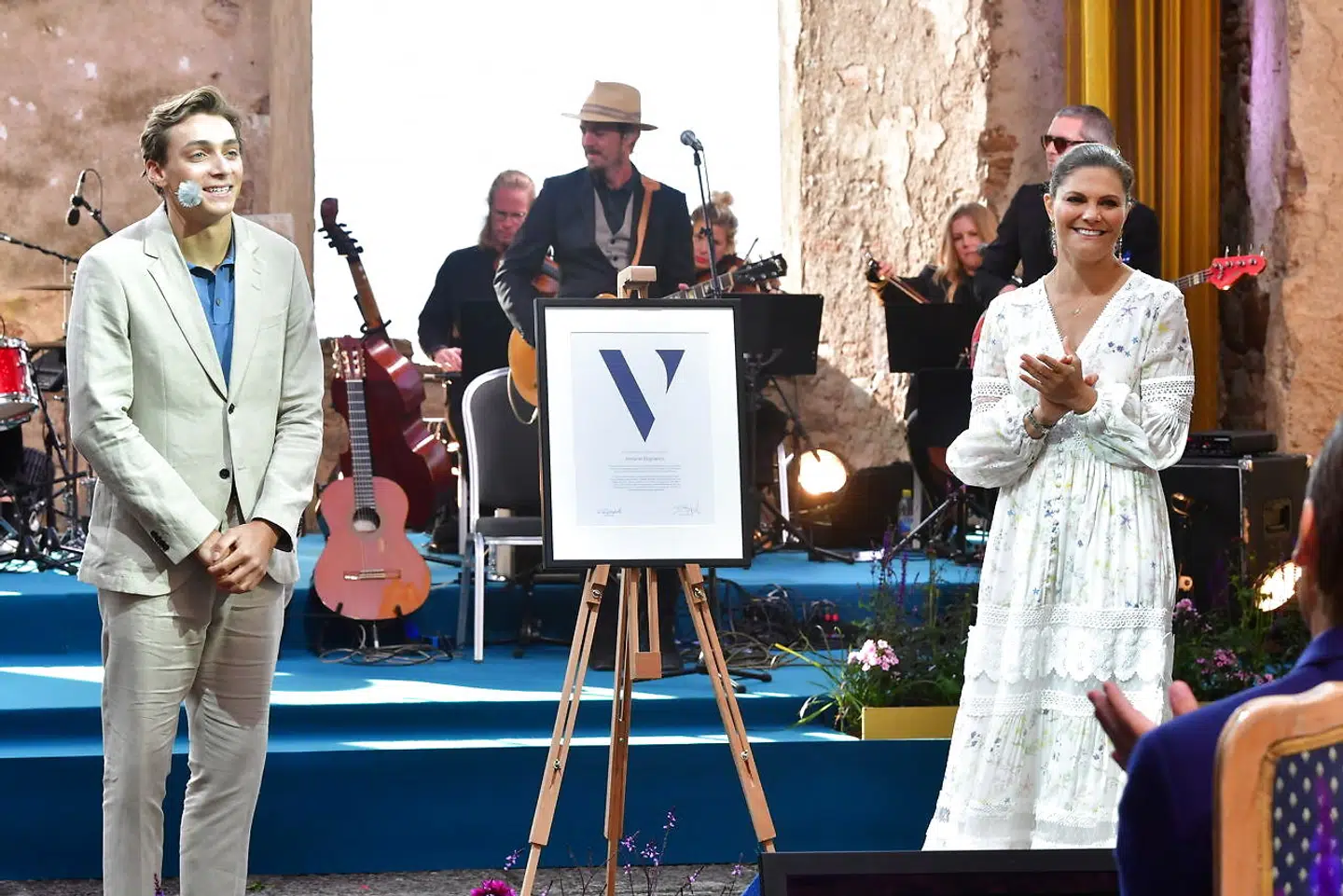 Under Victoriadagen i år tildelte kronprinsesse Victoria et stipendie til den svenskfødte stangspringer Armand Duplantis. EPA/Jonas Ekstromer/TT.