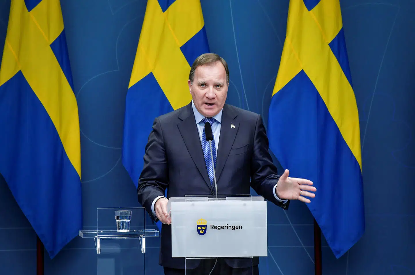 Den svenske statsminister annoncerede mandag et forsamlingsforbud i Sverige på otte personer gældende fra den 24. november og fire uger frem. Her er Stefan Löfven under et pressemøde den 3. november.